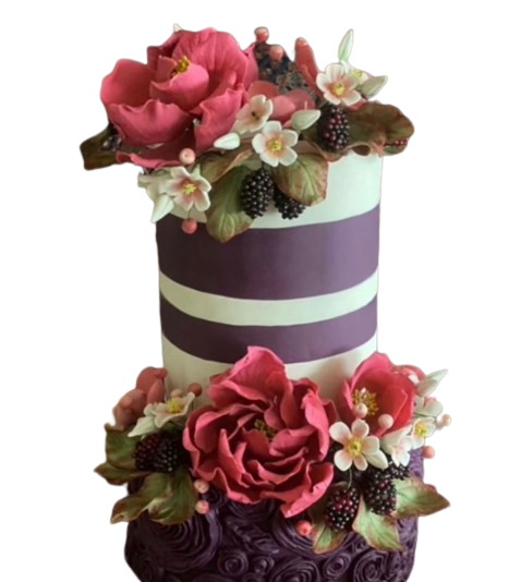Tarta floral con frutos del bosque